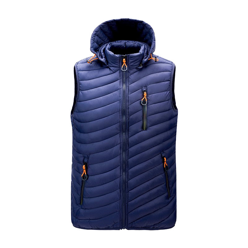 Gilet sans manches bleu marine avec capuche, fermeture éclair, poches zippées orange, design matelassé. Mode homme, vêtement d'extérieur tendance.