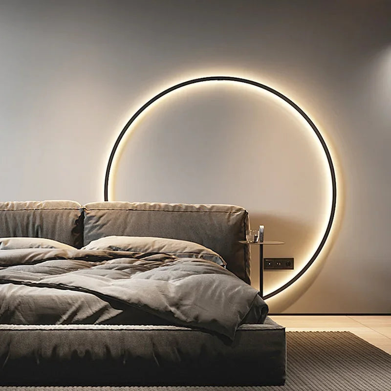 Lit moderne avec tête de lit rembourrée, éclairage LED circulaire mural, chambre contemporaine, design minimaliste, ambiance chaleureuse.