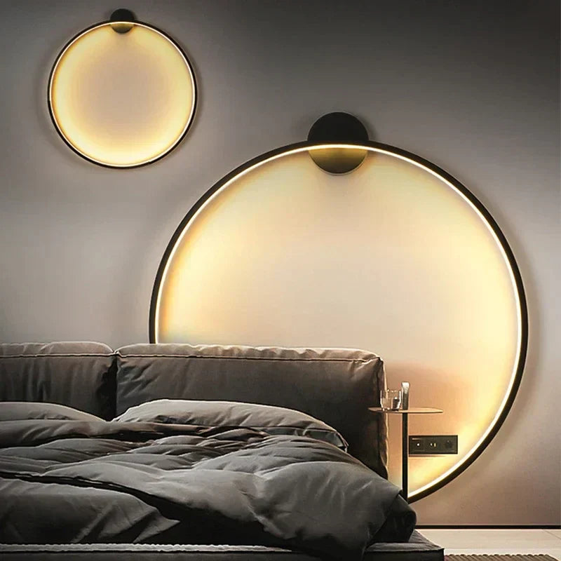 Lit moderne avec tête de lit rembourrée, éclairage mural circulaire LED, ambiance chaleureuse, design contemporain, chambre élégante.