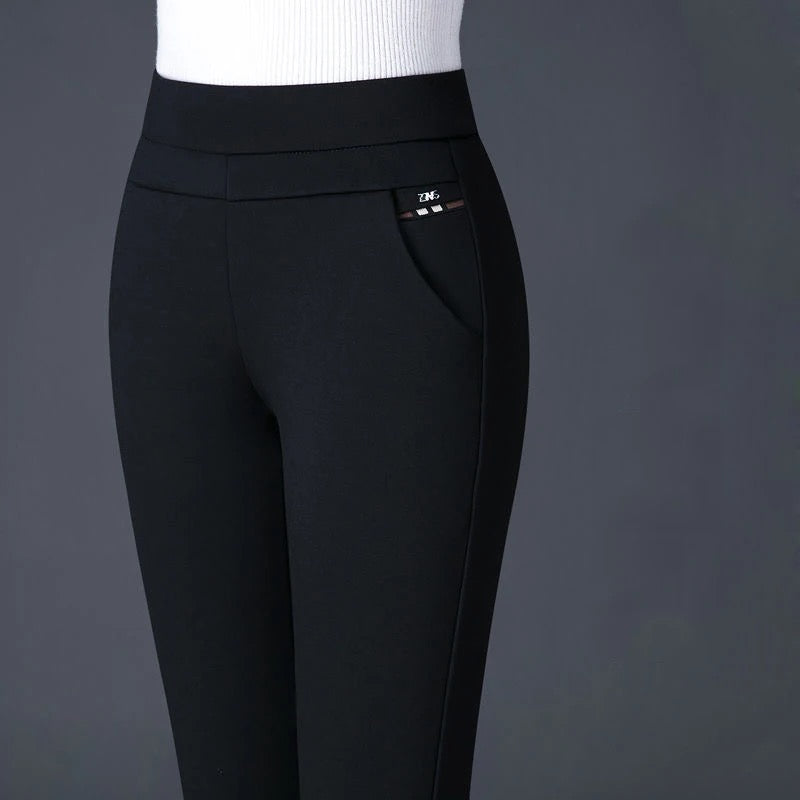 Pantalon noir femme élégant, taille haute, avec poches latérales, tissu extensible, idéal pour tenues décontractées ou professionnelles.