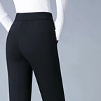 Pantalon noir ajusté pour femme, taille haute, avec pull blanc à manches longues, style élégant et moderne, mode féminine chic.