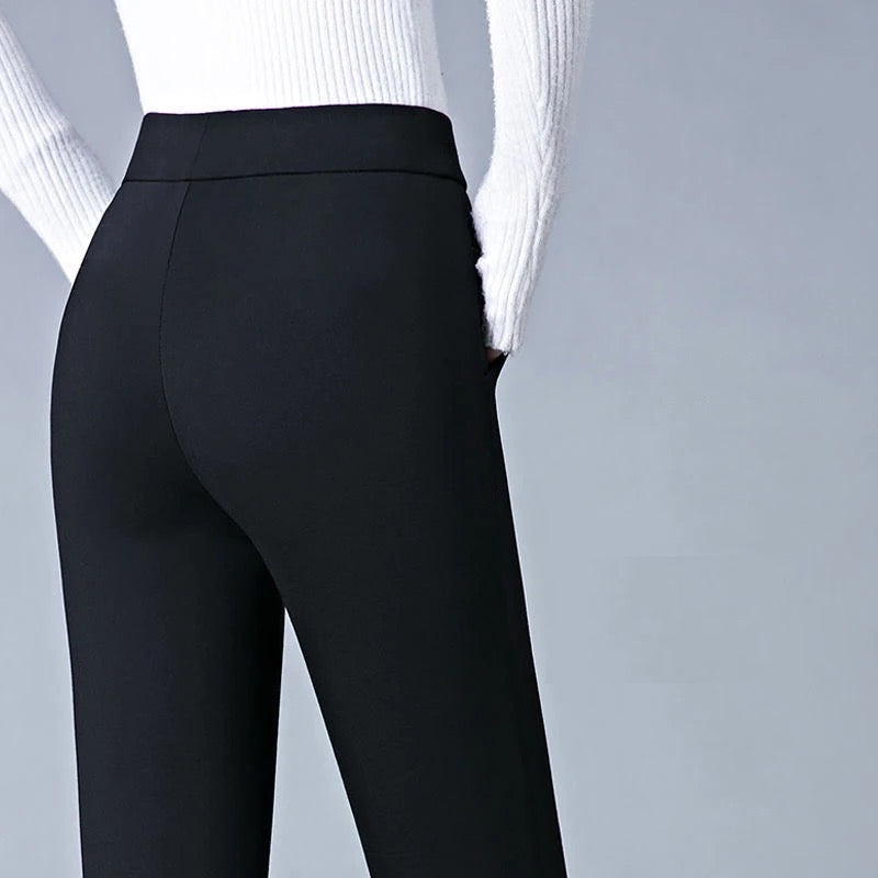 Pantalon noir ajusté pour femme, taille haute, avec pull blanc à manches longues, style élégant et moderne, mode féminine chic.