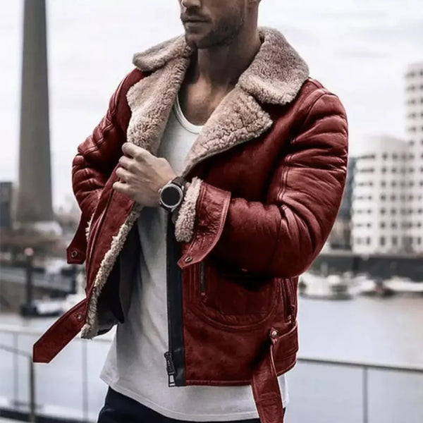 Homme portant un blouson aviateur rouge en cuir avec col en fourrure, debout près d'un fleuve urbain. Mode masculine, veste tendance, style hiver.