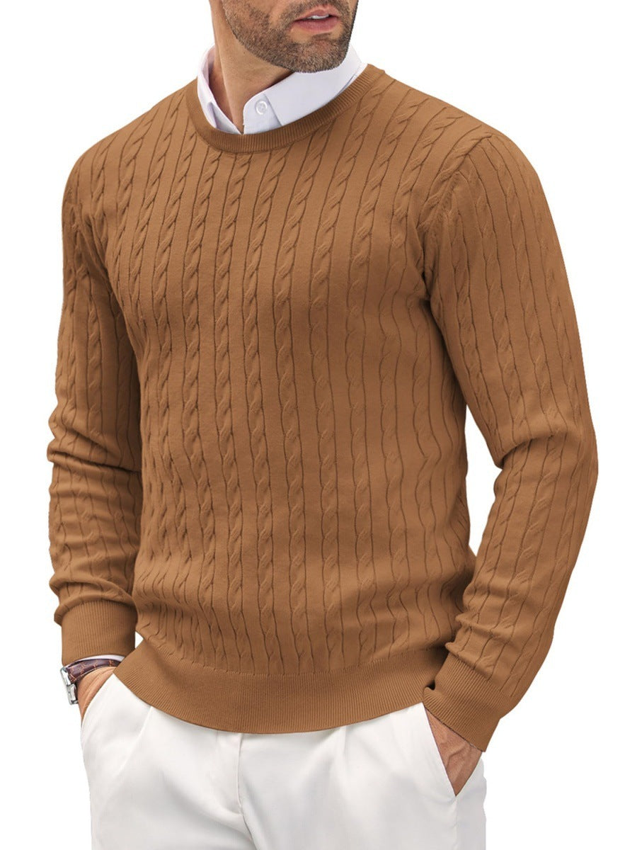 Homme portant un pull marron torsadé élégant, chemise blanche en dessous, pantalon blanc. Mode masculine automne-hiver, style décontracté chic.