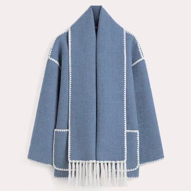Manteau bleu en laine avec bordures blanches, poches avant et franges. Vêtement d'hiver élégant et chaud pour femmes.