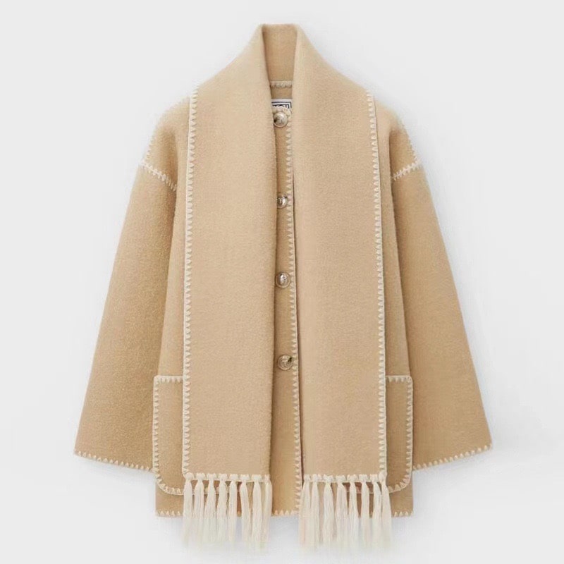 Manteau beige en laine avec boutons, poches plaquées et écharpe intégrée à franges. Vêtement d'hiver élégant et chaud pour femmes.
