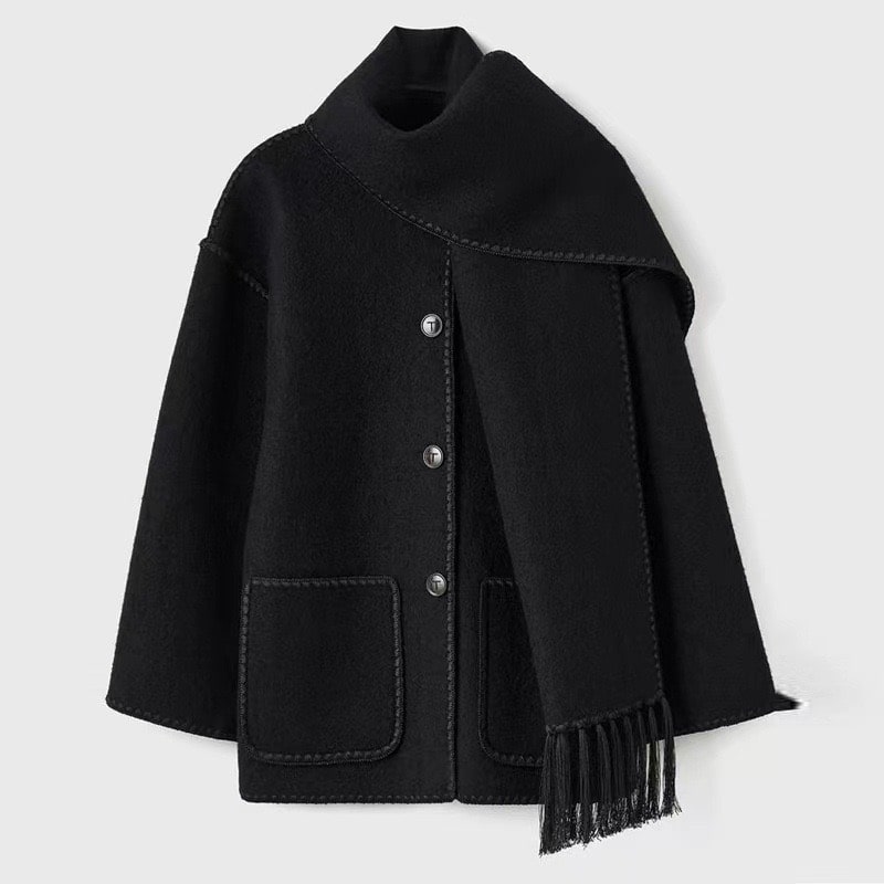 Manteau noir élégant avec écharpe intégrée, boutons argentés, poches avant, style moderne. Vêtement d'hiver chic pour femmes.