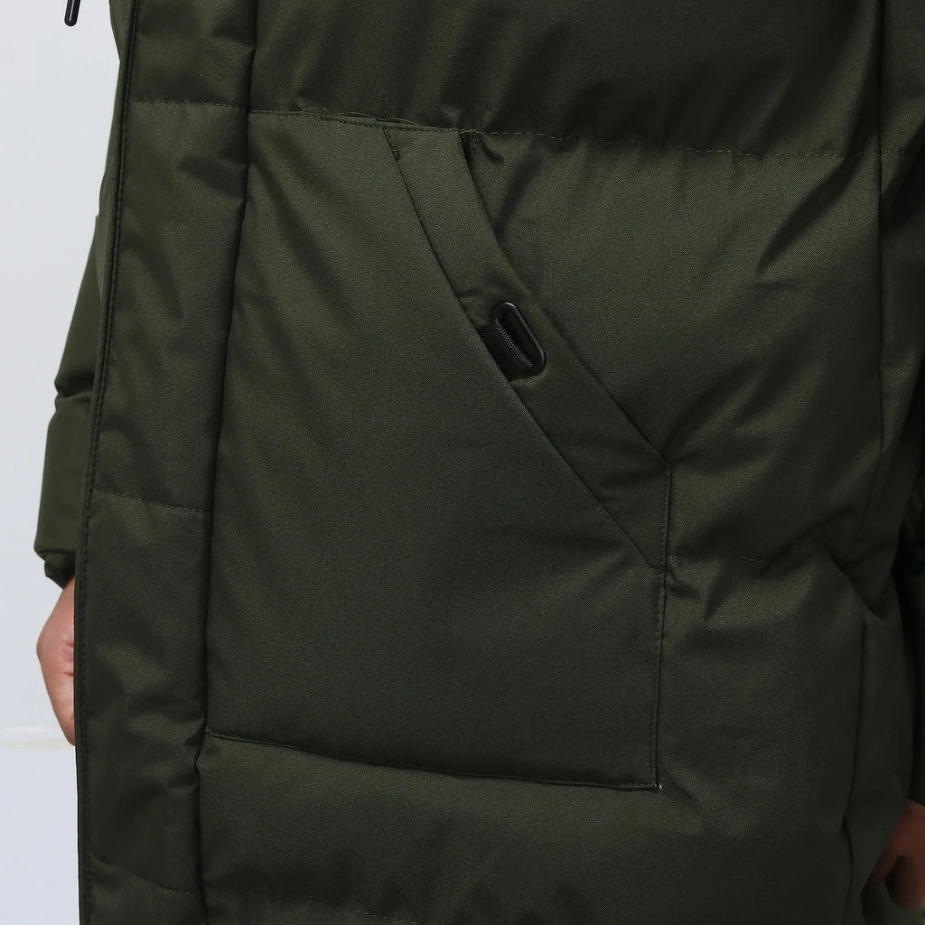 Veste matelassée verte avec poche zippée, tissu résistant, design moderne. Idéale pour l'hiver, mode homme, vêtement chaud et confortable.