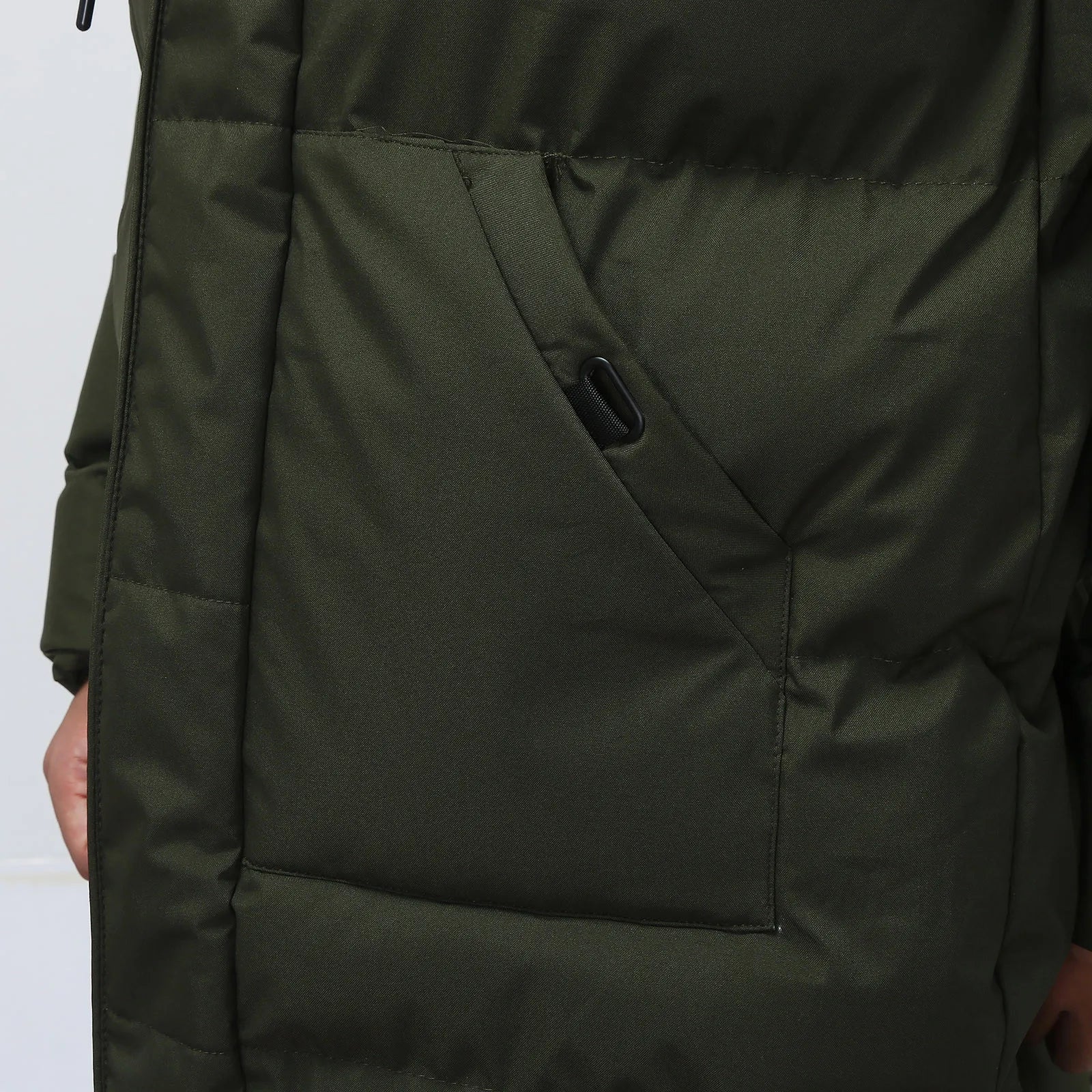 Veste matelassée verte avec poche zippée, tissu résistant, design moderne. Idéale pour l'hiver, mode homme, vêtement chaud et confortable.