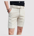Short en tissu texturé blanc cassé pour homme, ceinture assortie, poches latérales. Mode estivale élégante, tenue décontractée chic.