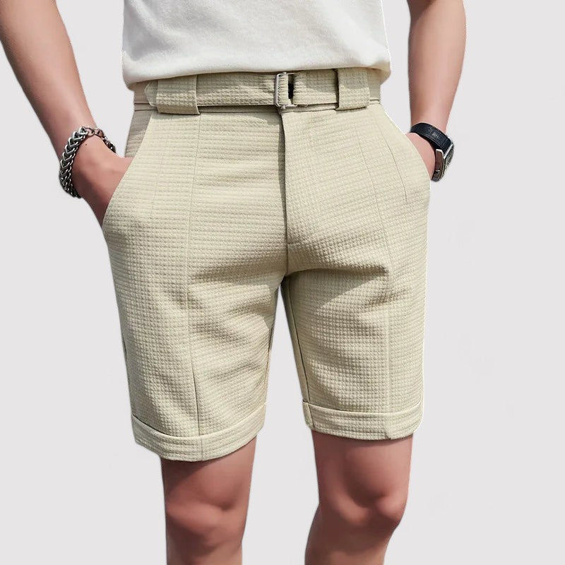 Short beige homme élégant, ceinture assortie, poches latérales, tissu texturé, mode estivale, tenue décontractée chic, style moderne.