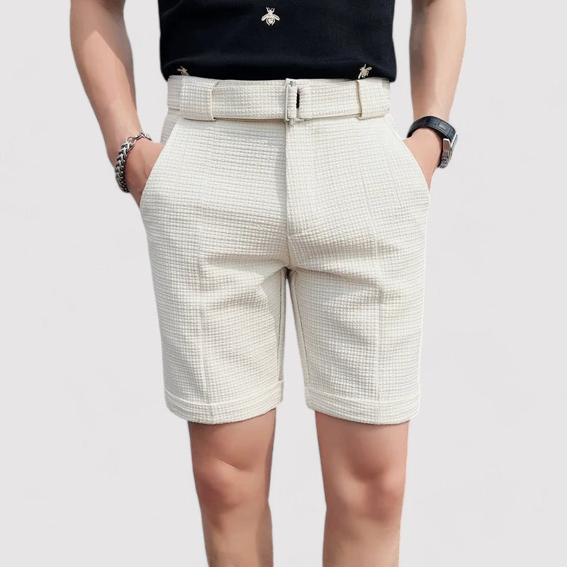 Short en tissu à carreaux blanc cassé pour homme, ceinture assortie, poches latérales, style élégant et moderne, idéal pour l'été.