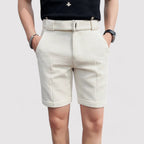 Short en tissu à carreaux blanc cassé pour homme, ceinture assortie, poches latérales, style élégant et moderne, idéal pour l'été.