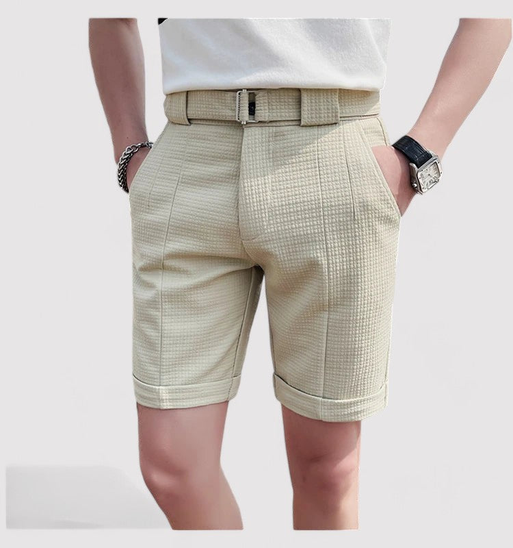 Short beige texturé pour homme, ceinture assortie, poches latérales, style décontracté estival. Mode masculine, tendance, confort.