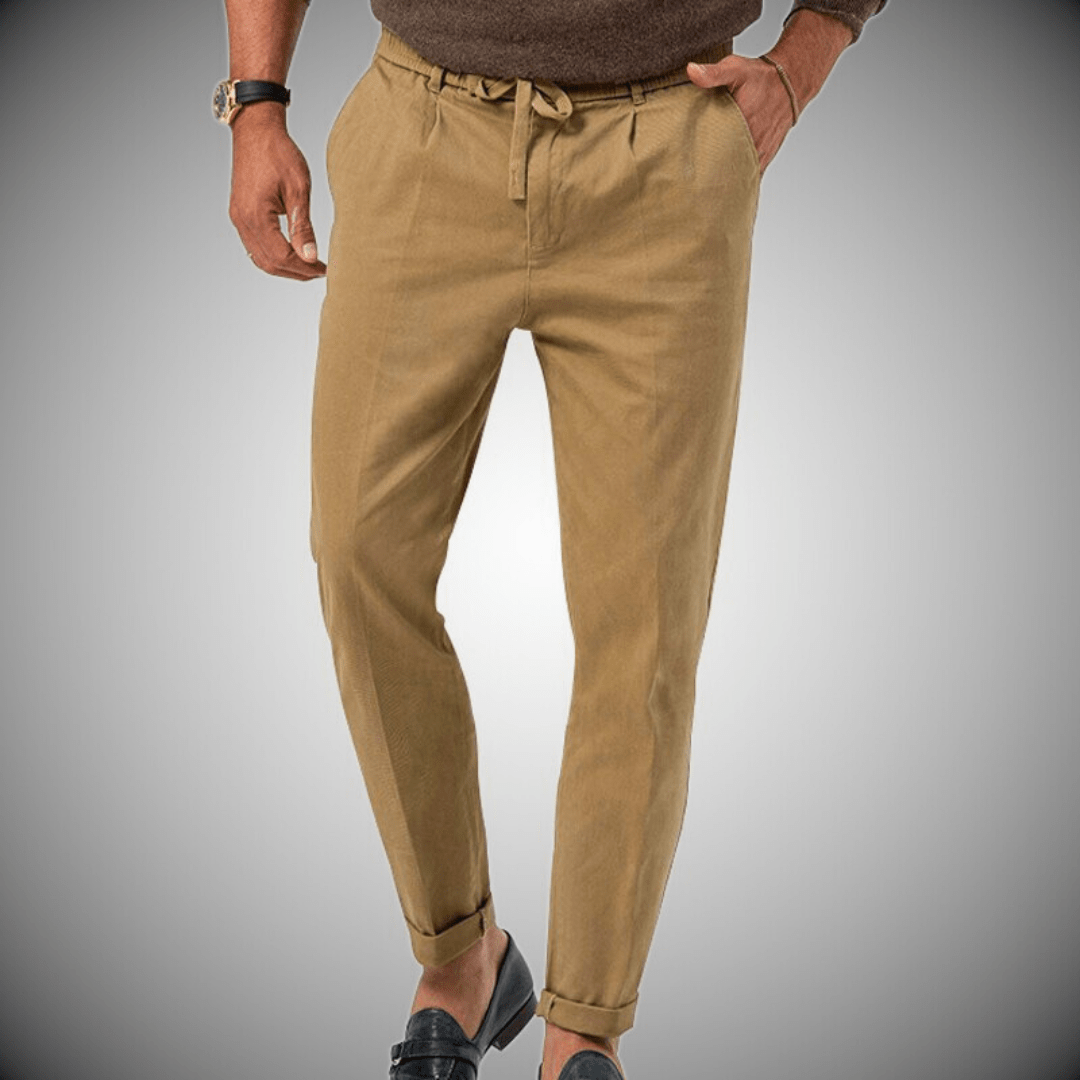 Pantalon chino beige pour homme, coupe ajustée, ceinture à cordon, style décontracté, idéal pour mode masculine élégante et tendance automne.