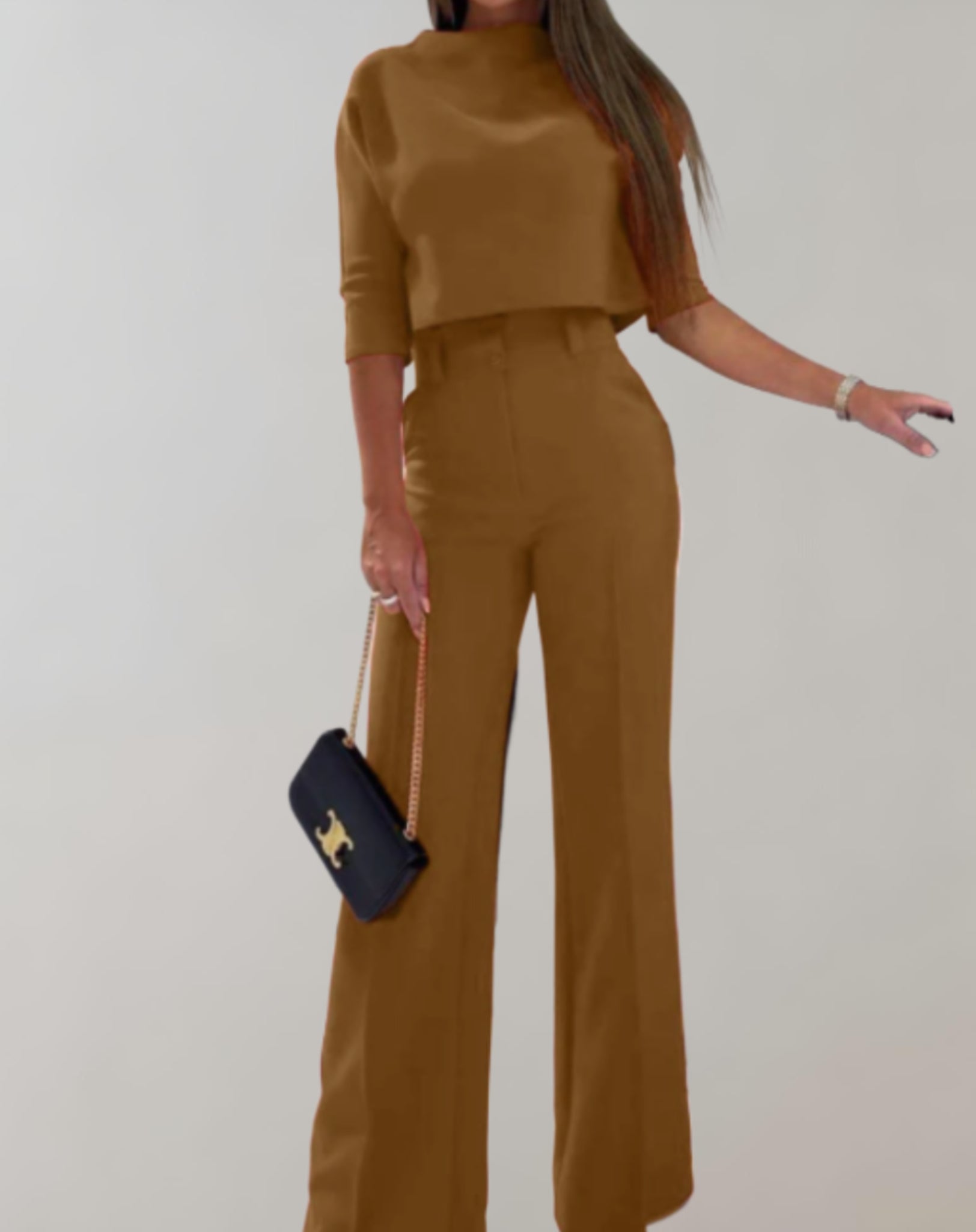 Femme en ensemble marron chic, pantalon large et haut à manches trois-quarts, portant un sac à main noir élégant avec chaîne dorée.