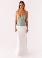 Robe de soirée élégante avec corsage vert brodé et jupe blanche fluide. Mode féminine, tenue de gala, style chic et sophistiqué.