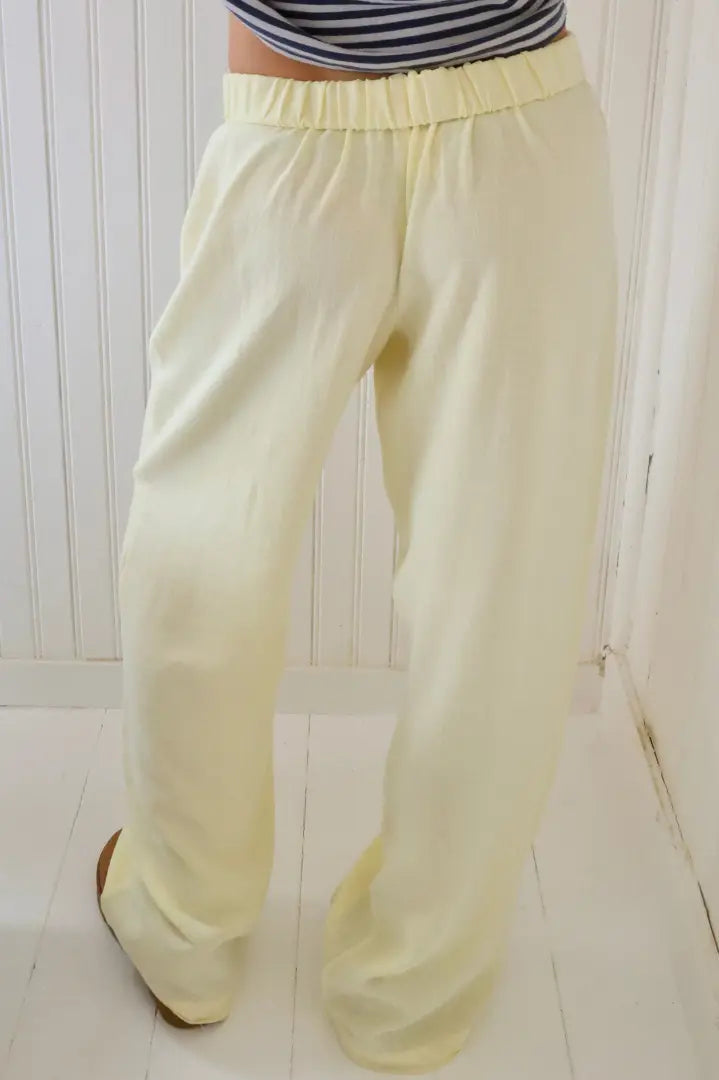 Pantalon ample jaune clair en lin, taille élastique, style décontracté, parfait pour l'été. Mode féminine confortable et tendance.