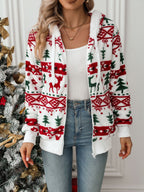 Veste en polaire à motifs de Noël avec rennes et sapins, femme, devant un sapin décoré. Mode hiver festive, tenue décontractée.