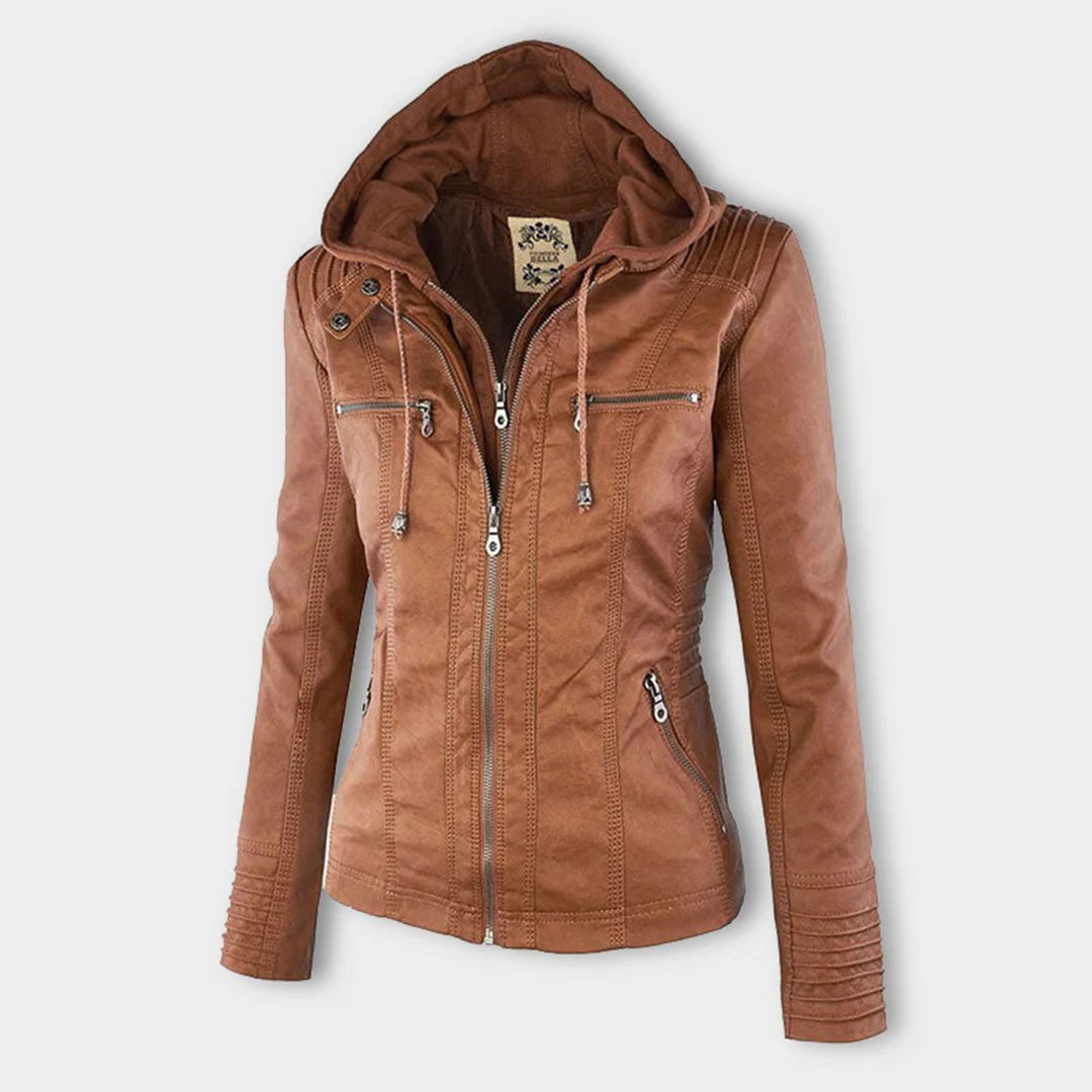 Veste en cuir marron pour femme avec capuche, fermeture éclair, poches zippées, design moderne et élégant. Mode automne-hiver tendance.