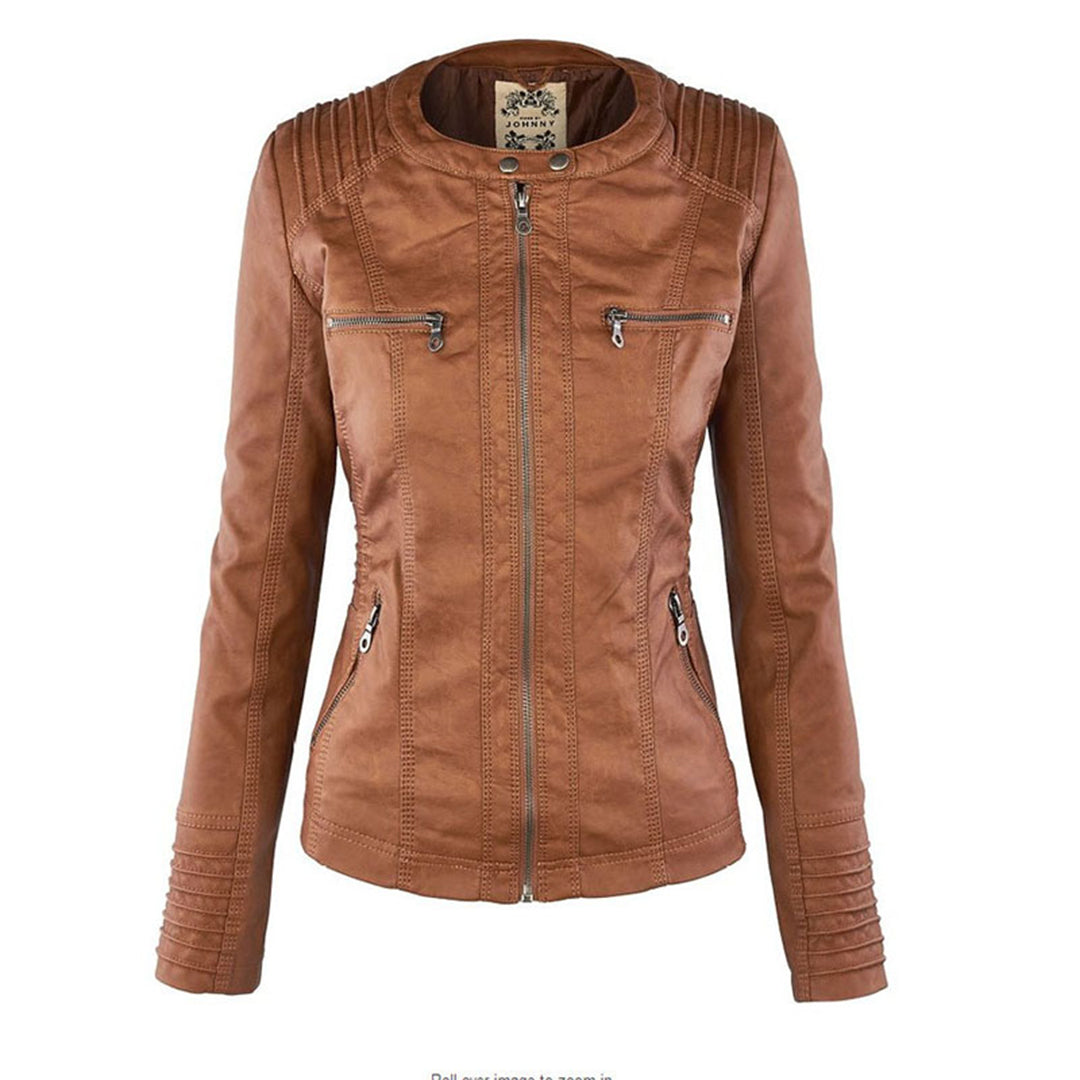 Veste en cuir marron pour femme avec fermeture éclair, poches zippées et détails matelassés sur les épaules et les manches. Mode automne chic.