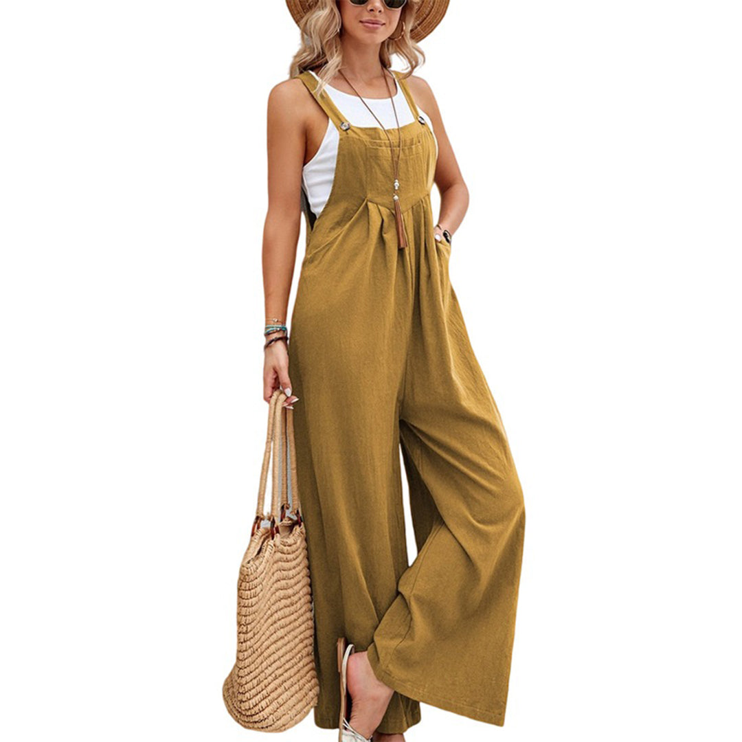 Femme en salopette jaune moutarde, chapeau de paille, sac en osier, style décontracté estival, mode féminine tendance, tenue élégante.
