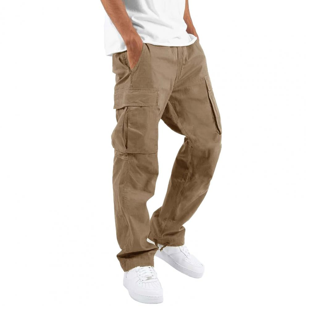 Pantalon cargo beige pour homme, poches multiples, style décontracté, porté avec des baskets blanches et un t-shirt blanc. Mode masculine tendance.