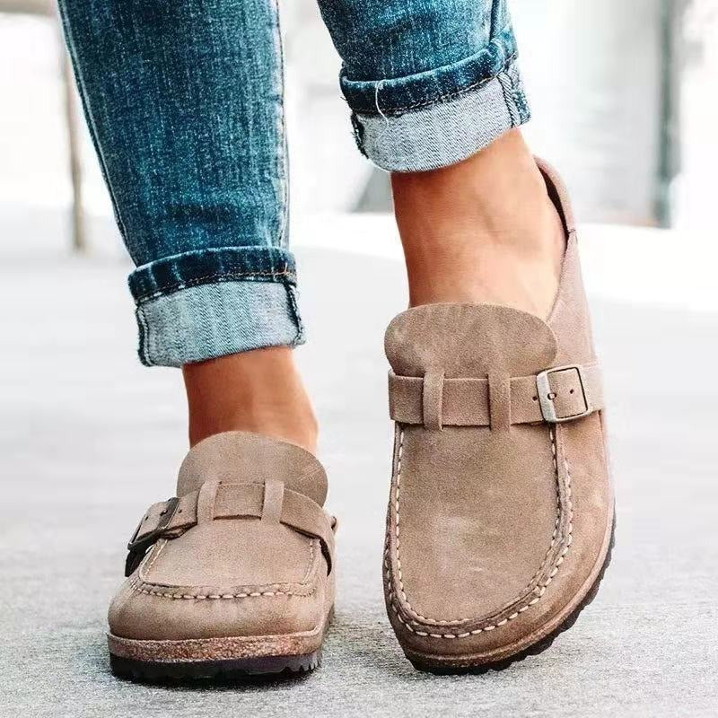 Chaussures mocassins en daim beige pour femme, portées avec un jean retroussé. Style décontracté, confort et élégance pour toutes occasions.