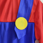 Costume de personnage de jeu vidéo avec salopette bleue, chemise rouge et bouton jaune. Tenue iconique pour cosplay ou événement geek.