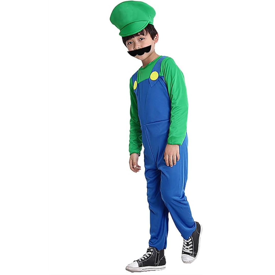 Enfant déguisé en personnage de jeu vidéo, portant une salopette bleue, un chapeau vert et une fausse moustache. Costume de carnaval populaire.