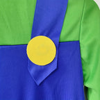 Combinaison verte et bleue avec bretelle et bouton jaune, costume inspiré d'un personnage de jeu vidéo célèbre, tenue cosplay colorée.