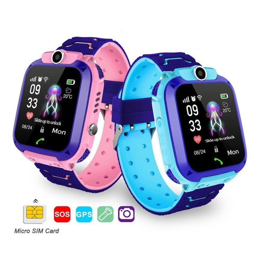 Montres intelligentes pour enfants avec écran tactile, caméra, GPS, et fonction SOS. Bracelets rose et bleu. Idéales pour sécurité et communication.