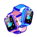 Montres intelligentes pour enfants, rose et bleue, avec écran tactile, caméra intégrée, affichage de l'heure et météo, bracelet ajustable.