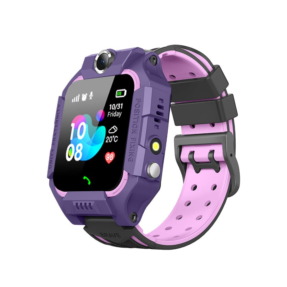 Montre connectée pour enfants violette et rose avec écran tactile affichant l'heure, la date et la météo. Design robuste, bracelet ajustable.