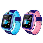 Deux montres connectées pour enfants, bleu et rose, affichant l'heure, la date et la météo. Écran tactile, bracelet ajustable, design coloré.