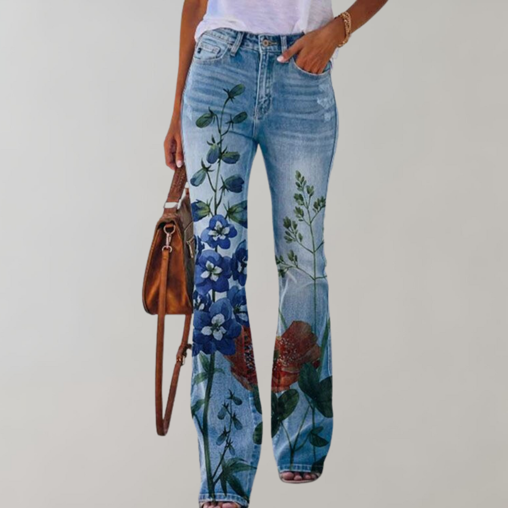 Jean bleu à motifs floraux, porté avec un t-shirt blanc et un sac marron. Style décontracté, mode féminine, tendance imprimé floral.