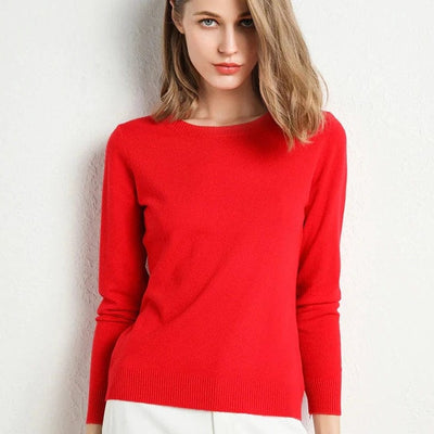 Femme portant un pull rouge élégant, manches longues, sur fond blanc. Mode féminine, style automne-hiver, vêtement tendance.