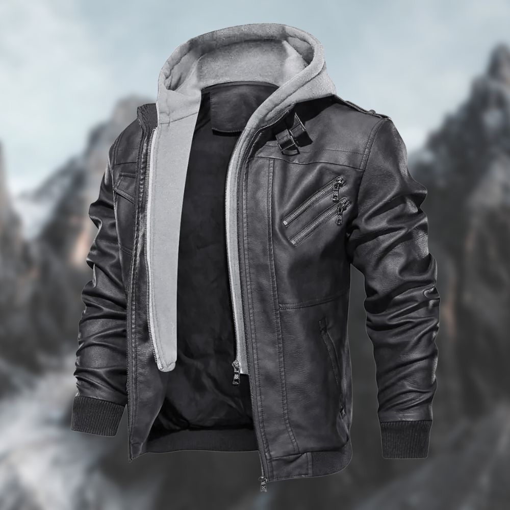 Veste en cuir noir pour homme avec capuche grise, style moderne et décontracté, idéale pour l'hiver. Fond montagneux flou.