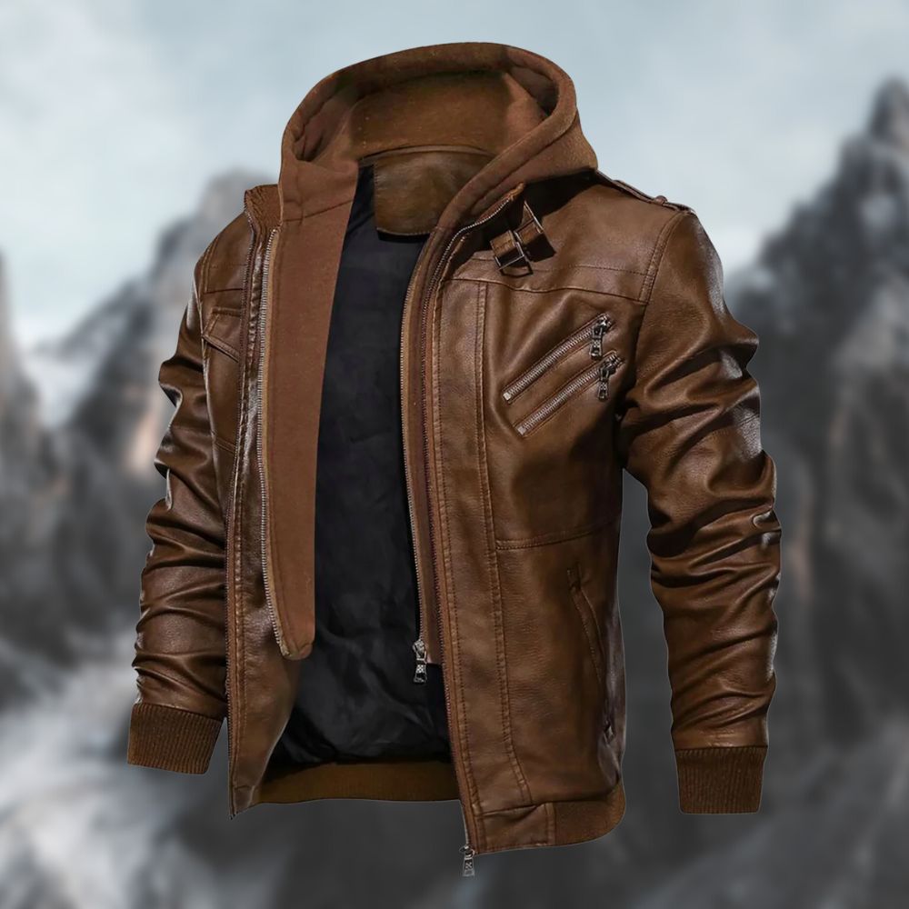 Veste en cuir marron pour homme avec capuche, design moderne, fermetures éclair multiples, fond montagneux flou. Mode masculine, veste tendance.