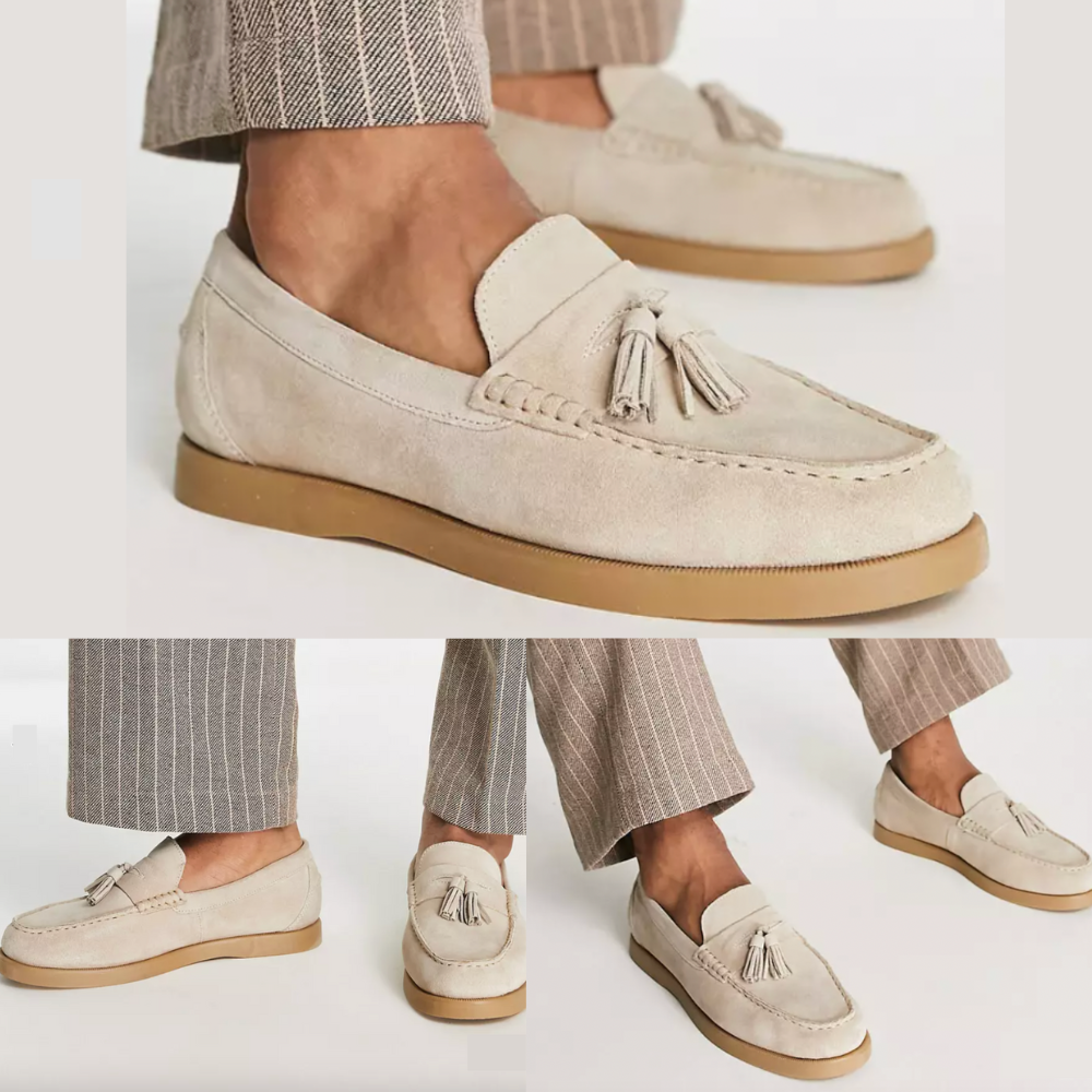 Chaussures mocassins beige en daim avec pampilles, semelle en caoutchouc, portées avec un pantalon à rayures. Style élégant et décontracté.