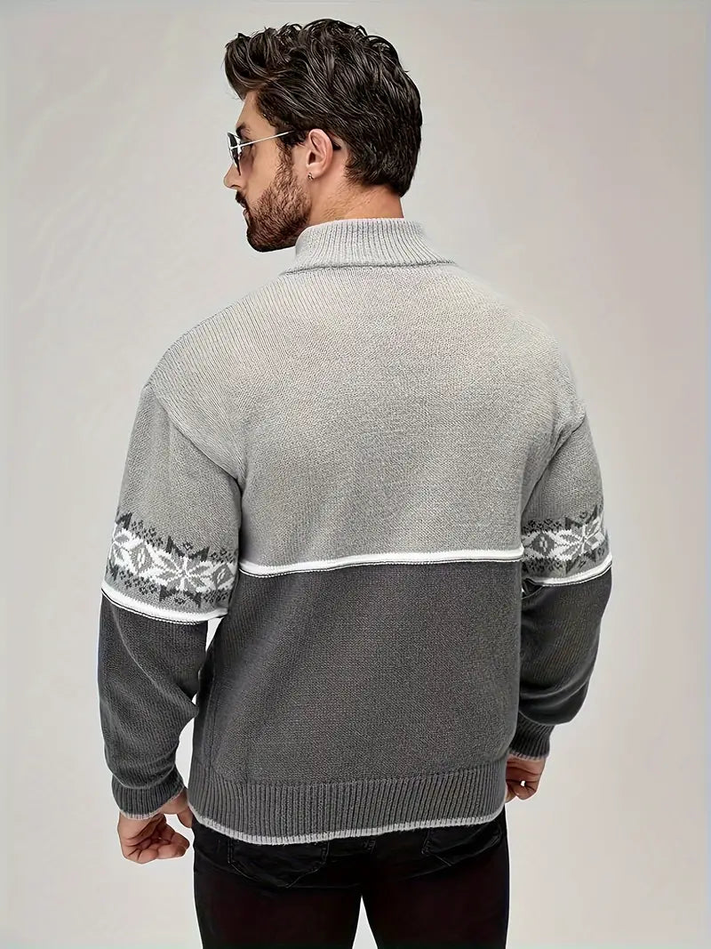 Homme portant un pull gris à motifs nordiques, col montant, manches longues, style décontracté, mode hiver, vue de dos.