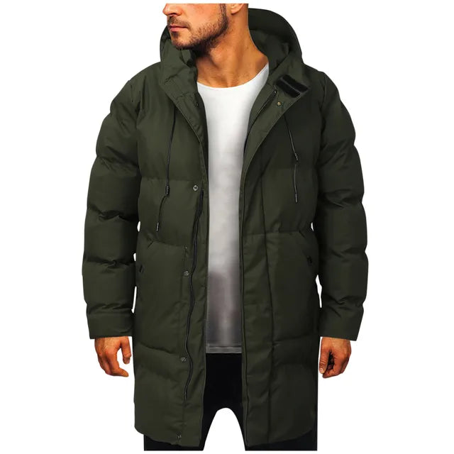 Homme portant un manteau d'hiver long vert foncé avec capuche, style décontracté. Mode masculine, vêtement chaud, tendance hiver.