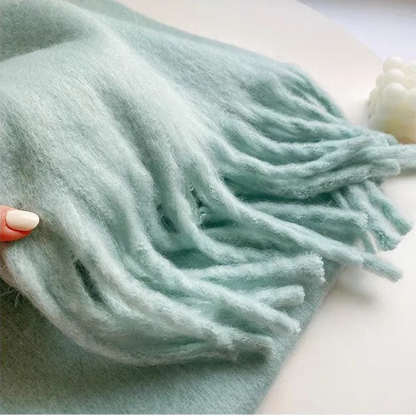 Écharpe en cachemire vert menthe avec franges, douce et élégante, idéale pour l'hiver. Accessoire mode chaud et tendance.