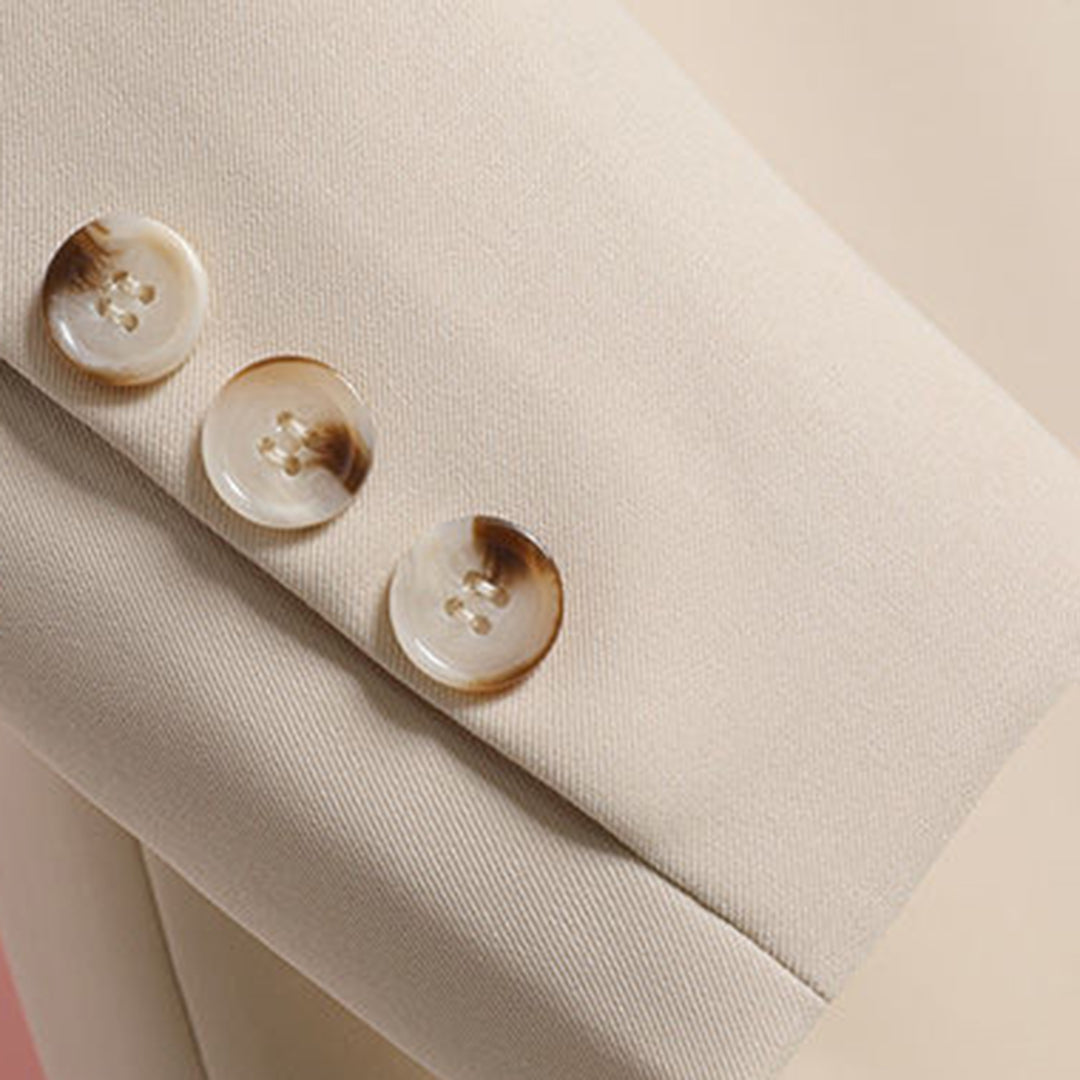 Manche de veste beige élégante avec boutons en corne, mode homme, style formel, tissu de qualité, détail couture, tendance vestimentaire.