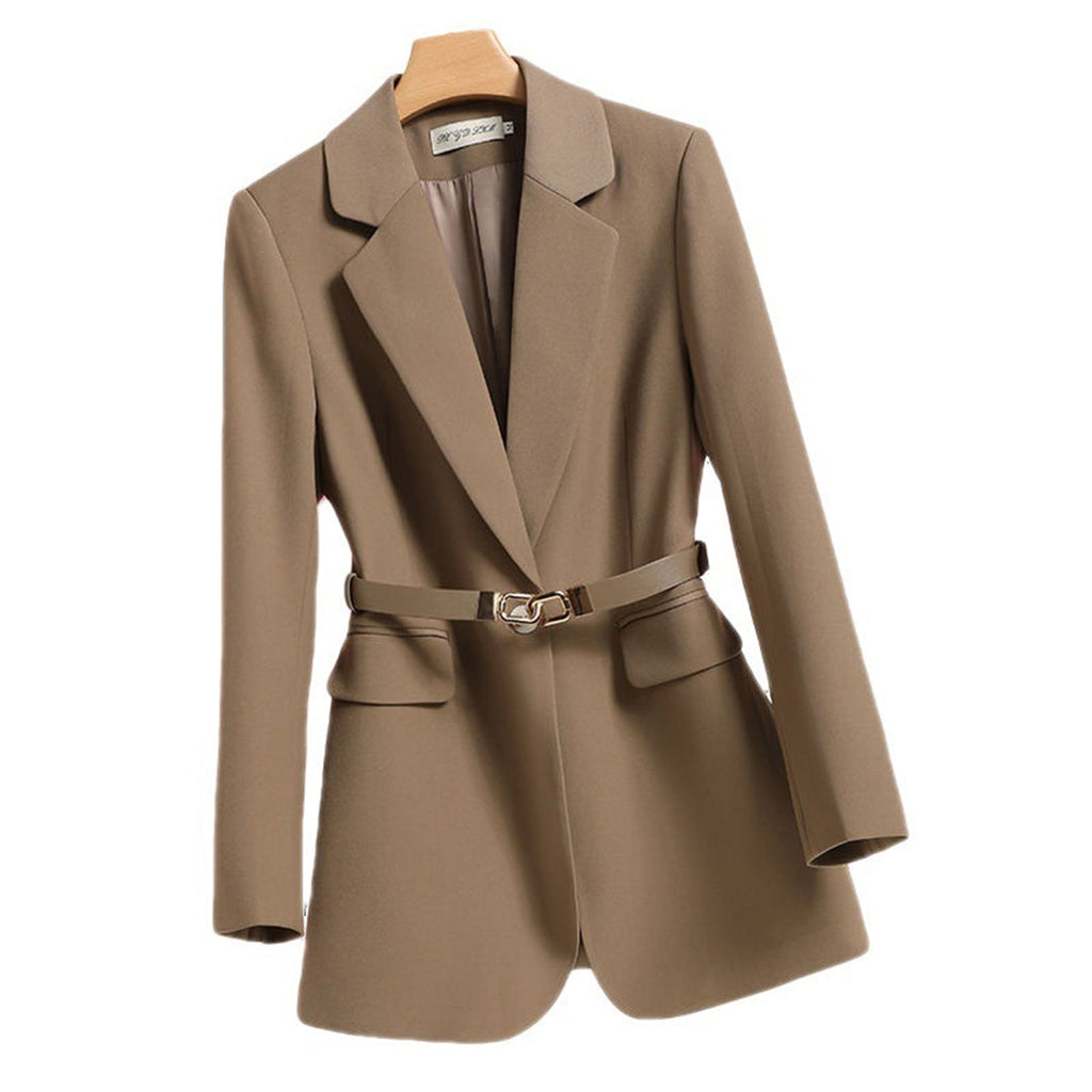 Blazer femme beige élégant avec ceinture, col à revers, poches à rabat, style chic et moderne, idéal pour tenues professionnelles et décontractées.