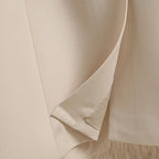 Veste beige élégante en tissu texturé, avec revers soigné et couture précise, idéale pour un look professionnel et moderne. Mode, vêtement, style.