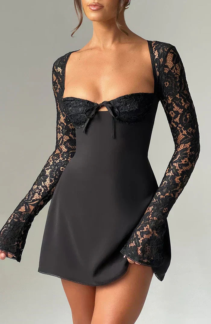 Robe noire élégante avec manches en dentelle, décolleté carré, nœud central. Mode féminine chic, tenue de soirée tendance.