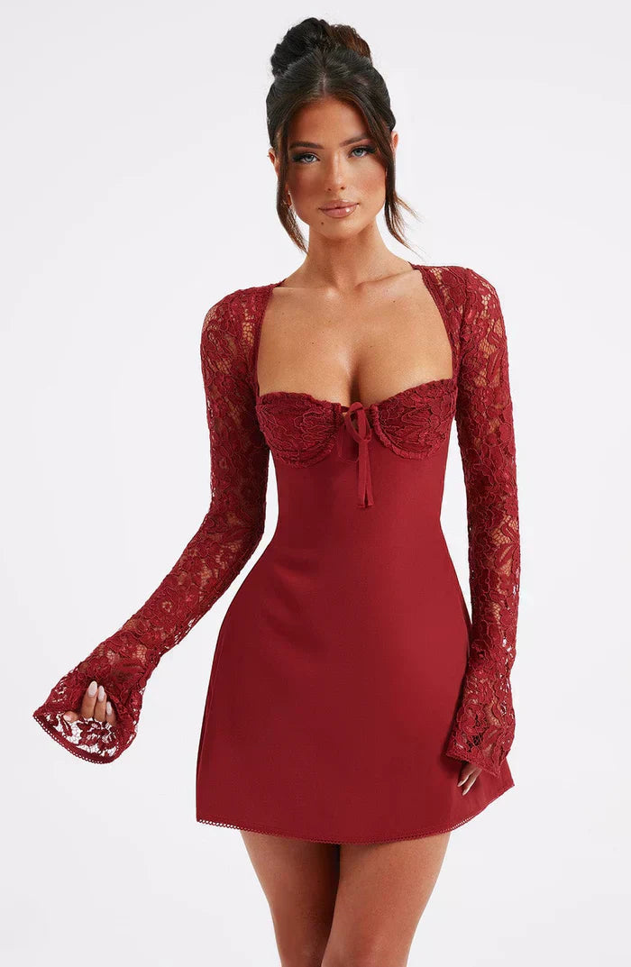 Robe rouge élégante avec manches en dentelle, décolleté en cœur, portée par une femme. Mode féminine chic, tenue de soirée tendance.