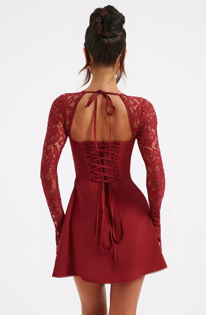 Robe rouge bordeaux en dentelle, manches longues, dos lacé, style élégant et féminin, mode tendance, tenue de soirée chic.