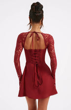 Robe rouge bordeaux en dentelle, manches longues, dos lacé, style élégant et féminin, mode tendance, tenue de soirée chic.